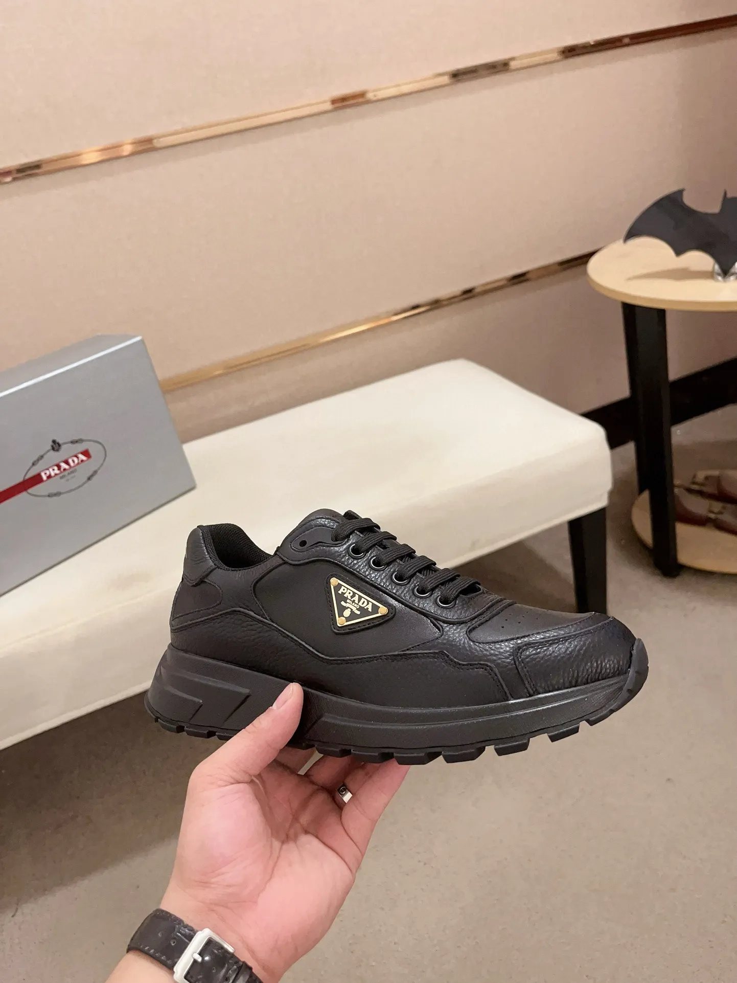 Men's shoes 💰 580💰 ✔️✔️✔️High-quality new PRADA counters are launched simultaneously. The new men's shoes and 😘 fabrics are made of selected first-layer cowhide with superb craftsmanship. Lining: Full cowhide lining. 👍🏿 High-end ☄️ air-cushion molded anti-slip rubber outsole, exquisite lines, simple and elegant, comfortable and high-end for leisure travel. Code number: 38 to 45 (can be customized to 46 to 47, non-refundable)
